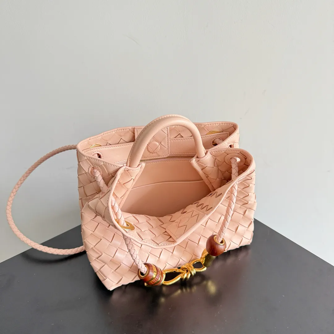 The new Andiamo batch of 3060 BV is shipped‼ ️The classic intercciato weaving process is used to create a soft bag, the metal knot is made of micro-cast aluminum using jewelry technology🪢, and the decorative beads are made of metal and hand-polished oak, allowing you to jump repeatedly between elegance and fun💃, making it unpredictable. Classic and versatile, it shows off your temperament, and the bag has a large capacity, making it very convenient for daily commuting! It has a variety of carrying methods, the shoulder straps can be adjusted by yourself, the original lambskin feels soft and delicate, and the unisex style breaks gender boundaries and brings a more practical and long-lasting use experience. The Andiamo, which has both elegant and casual styles, perfectly interprets the "fashionable old money style". Style number: 743568+wood hardware Color: Lotus root powder Size: 25*22*10.5cm
